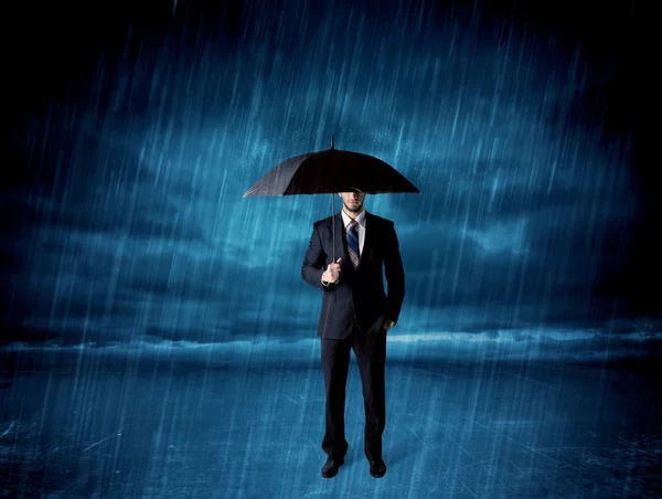 Homme d'affaires debout sous la pluie avec un parapluie — Photo