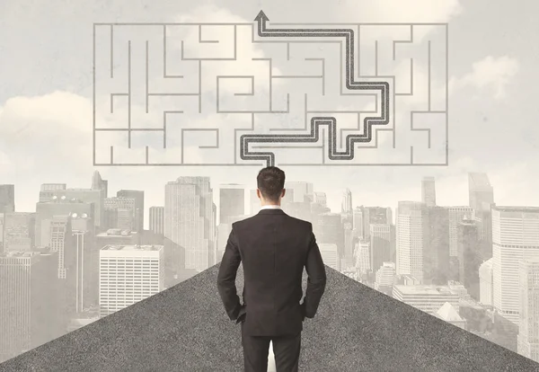 Affärsman tittar på väg med labyrint och lösning — Stockfoto