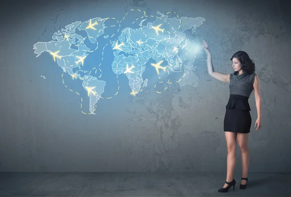 Бизнесмен показывает цифровую карту с самолетами по всему миру — стоковое фото