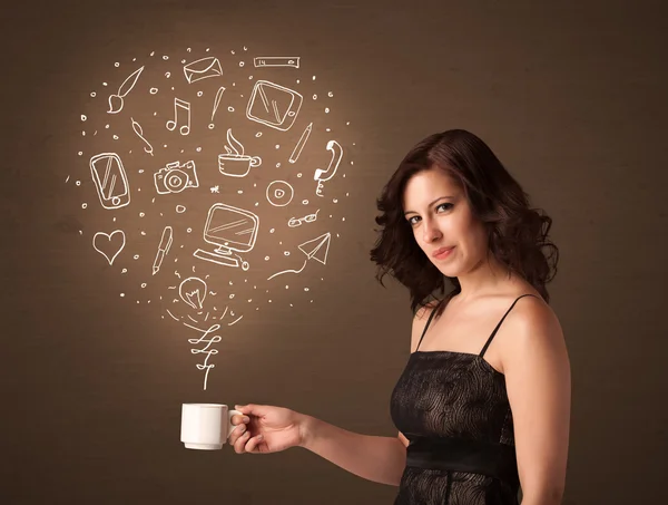 Üzletasszony kezében egy fehér csésze szociális média ikonok — Stock Fotó