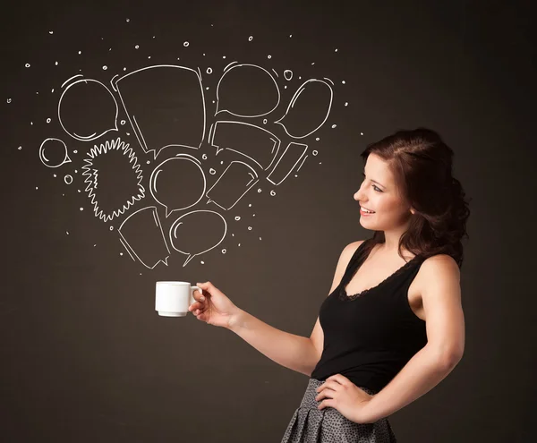 Forretningskvinde holder en hvid kop med talebobler - Stock-foto