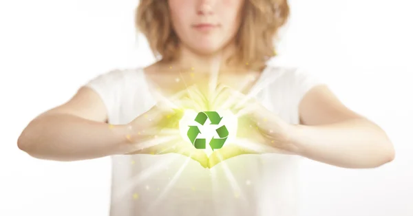 Hände, die ein Formular mit Recycling-Zeichen erstellen — Stockfoto