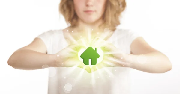 Dłonie tworzące formularz z zielonym domem — Zdjęcie stockowe