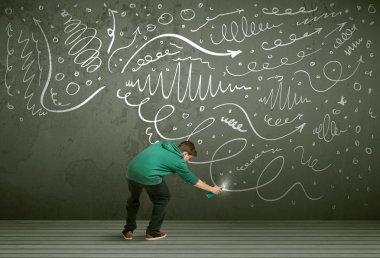 Genç şehir ressamı çiziyor