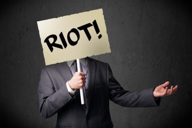 İş adamı protesto işareti tutuyor.