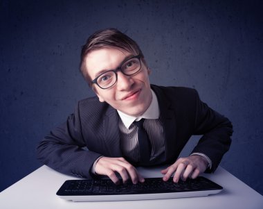 Hacker mavi arkaplanda klavye ile çalışıyor