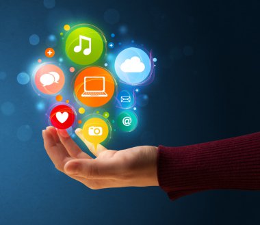 bir kadının elinde Multimedya simgeler