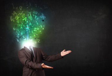 Kafasında parlak harfler olan bir iş adamı.