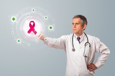 Orta yaşlı doktor modern tıbbi düğmeye basıyor.