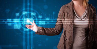 Kadın, modern düğmelere basıyor. 