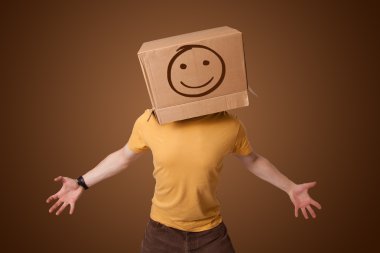 genç adam smiley ile kafasına bir karton kutu ile el hareketi