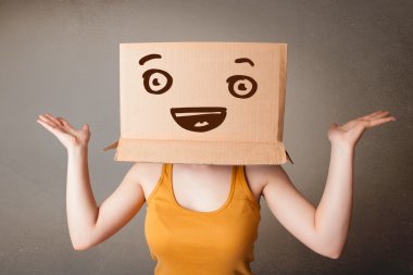 genç bir kadın ile bir karton kutu ile SMIL başında el hareketi