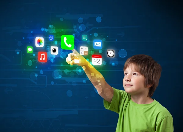 Stilig pojke att trycka färgglada mobila app ikoner med bokeh backg — Stockfoto