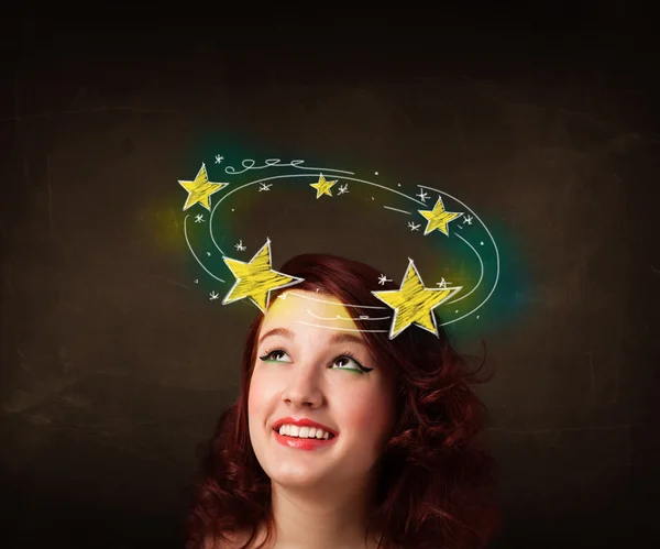 Девушка с жёлтыми звёздами кружит вокруг головы — стоковое фото