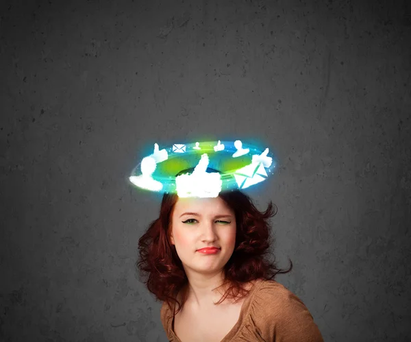 Jovem adolescente com ícones sociais em torno de sua cabeça — Fotografia de Stock