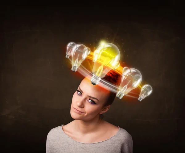 Vrouw met gloeilampen cirkelen rond haar hoofd — Stockfoto