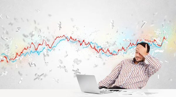 Uomo d'affari seduto a tavola con grafico del mercato azionario — Foto Stock