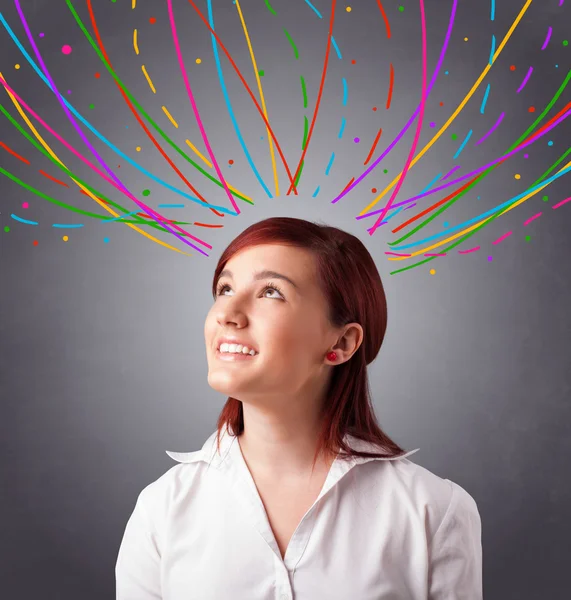 Chica joven pensando con líneas abstractas de colores sobre la cabeza — Foto de Stock