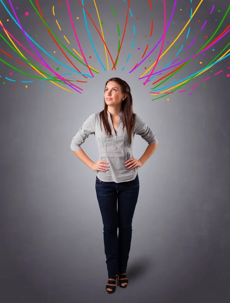 Chica joven pensando con líneas abstractas de colores sobre la cabeza — Foto de Stock