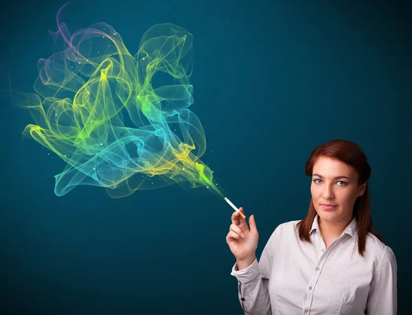 Linda senhora fumar cigarro com fumaça colorida — Fotografia de Stock