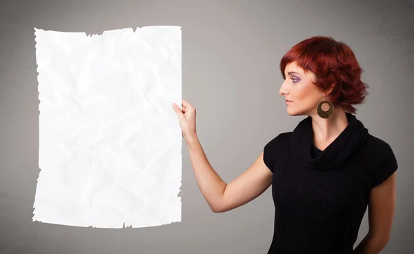 Chica joven sosteniendo espacio de copia de papel blanco arrugado —  Fotos de Stock