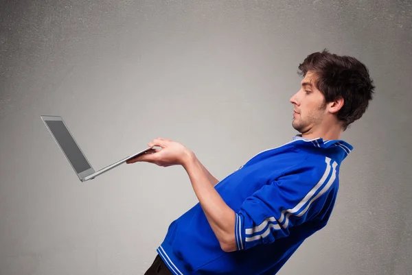 Hombre atractivo sosteniendo portátil moderno —  Fotos de Stock