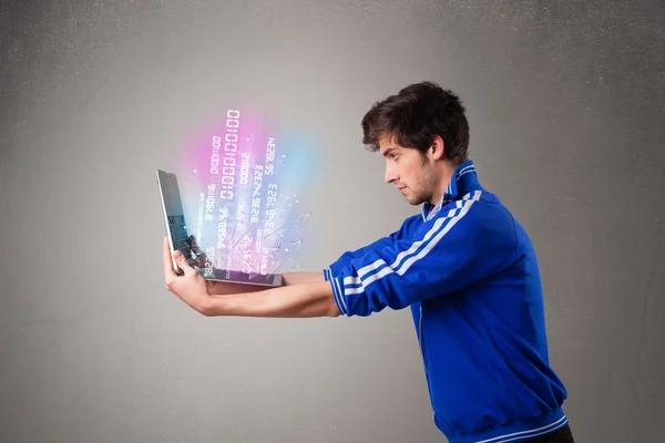 Casual man met laptop met exploderende gegevens en nummers — Stockfoto