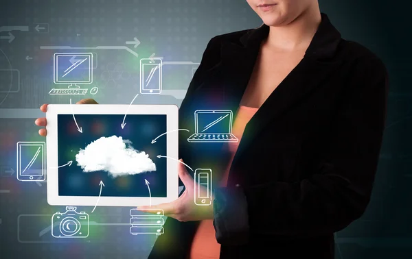 Elle çizilmiş bulut bilgisayarı gösteren kadın — Stok fotoğraf