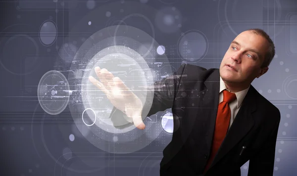抽象的なハイテク円形のボタンに触れるビジネスマン — ストック写真