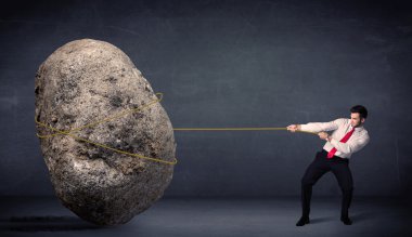 bir ip ile büyük rock çekerek işadamı 