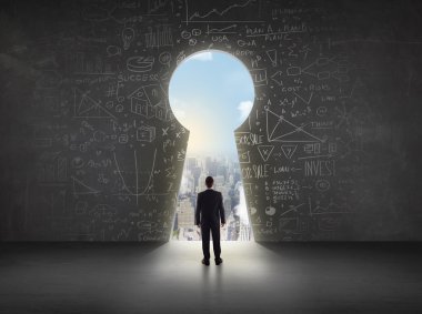 Parlak şehir manzaralı anahtar deliğine bakan bir işadamı 