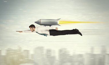süper kahraman iş adamı ile jet pack roket CIT yukarıda uçan