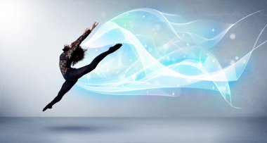 Etrafında soyut mavi eşarpla atlayan sevimli bir genç.