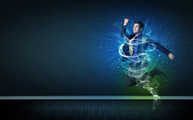 Yetenekli neşeli iş adamı parlayan enerji hatlarıyla zıplıyor