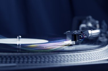 Renkli soyut çizgilerle vinil müzik çalan müzik çalar