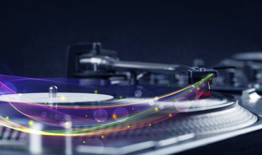 Turntable parlayan soyut çizgilerle vinil oynuyor