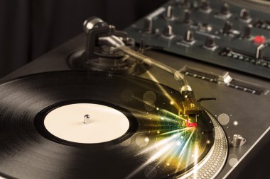 müzik oyuncu oynarken vinil ile parlayan gerek gelen satırları