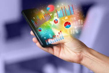 İşadamı elinde grafik sembollü akıllı telefon tutuyor.