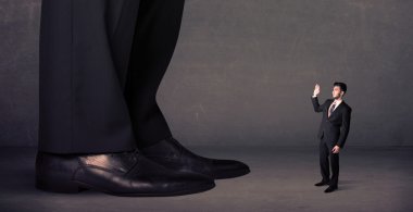 Büyük bacaklar ve küçük iş adamları ön planda duruyor.