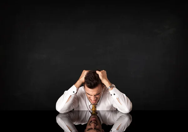 Homme d'affaires assis à un bureau — Photo