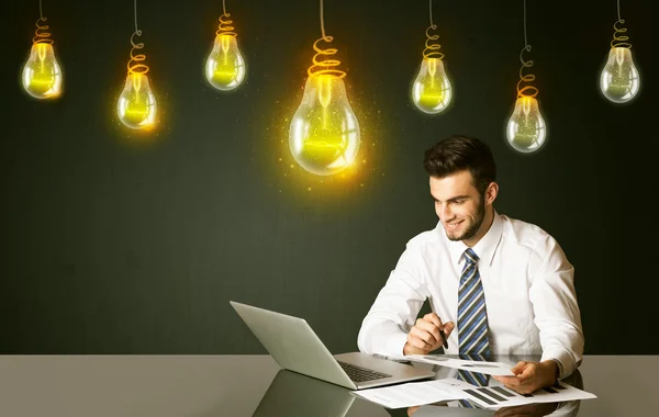 Empresario con bombillas de ideas — Foto de Stock