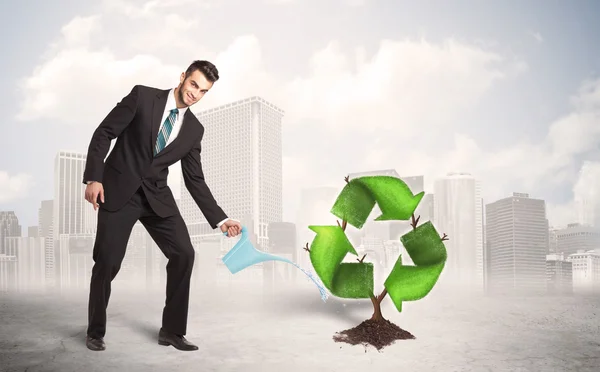 Hombre de negocios riego verde reciclar árbol signo en el fondo de la ciudad —  Fotos de Stock