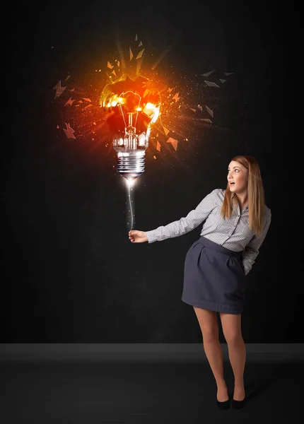 Affärskvinna med en explosion-lampa — Stockfoto