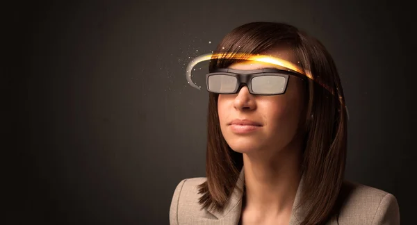 Szép nő keresi a futurisztikus, high-tech szemüveg — Stock Fotó