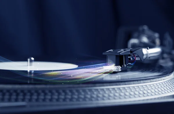 Lettore musicale che riproduce musica in vinile con linee astratte colorate — Foto Stock