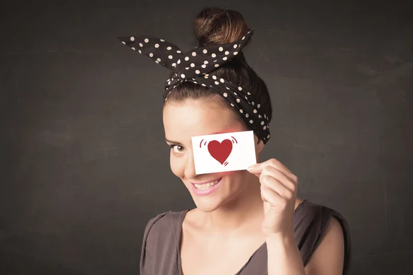 Bonita chica sosteniendo papel con dibujo de corazón rojo —  Fotos de Stock