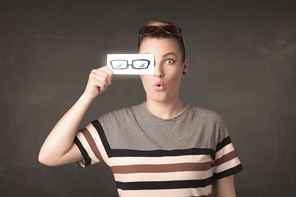 Glad flicka tittar med handritade papper glasögon — Stockfoto