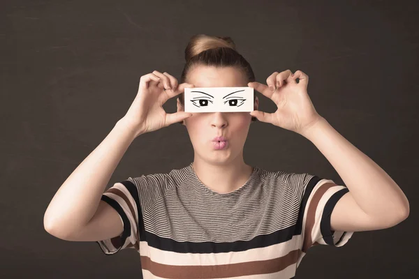 Jeune idiot regardant avec du papier pour les yeux dessiné à la main — Photo