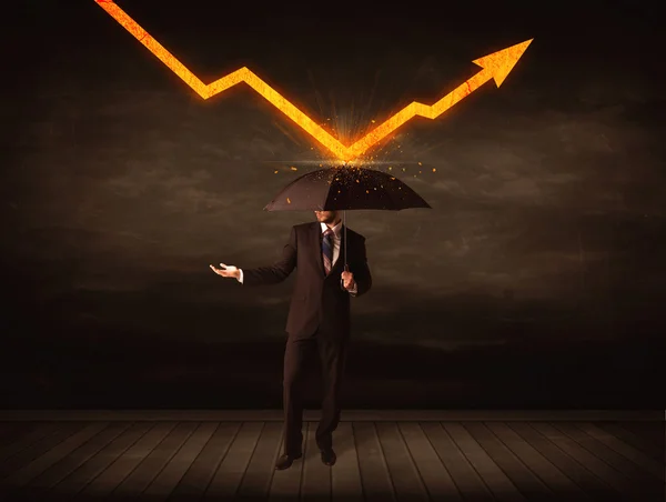 Üzletember állandó esernyőt tartani narancs nyíl — Stock Fotó