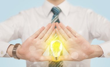 Eller ampulle bir biçim oluşturuyor